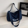 Grand sac bandoulière en denim bleu foncé avec lettres REPLACED blanches et fermeture - Bleu foncé