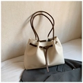 Detalle del bolso tote color crema con correas marrón café y hebillas metálicas retro - Blanco