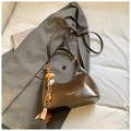 Borsa hobo marrone scuro lucida con nappa di perline arancioni e dettagli dorati - Caffè con Ciondolo