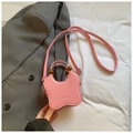Mini borsa a secchiello rosa a farfalla con manico in legno e tracolla sottile - Rosa