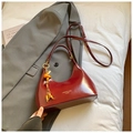 Borsa a mezzaluna bordeaux in ecopelle con nappa in perline di legno e manico elegante - Rosso con Pendente