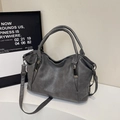 Grande borsa tote in pelle grigio scuro con consistenza morbida e tracolla regolabile - grigio scuro