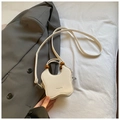 Mini borsa bianca a farfalla con manico in perle di legno e tracolla sottile - Bianco