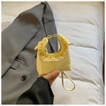 Mini borsa a nuvola gialla con bordo in pizzo floreale e raffinato anello in metallo argento - Giallo