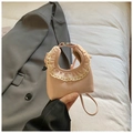 Dettaglio borsa tote in pelle rosa con elegante bordo in pizzo bianco e tracolla fine - Rosa