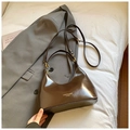 Sac sous le bras marron café poli en similicuir avec logo doré pour un look élégant - Café sans Pendentif