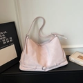 Dettaglio della borsa hobo rosa con fibbia a cintura decorativa sul fondo - Viola