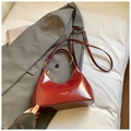 Sac sous le bras demi-lune bordeaux brillant avec logo doré et bandoulière réglable - Rouge (Sans Pendentif)