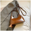 Sac sous le bras demi-lune marron en cuir PU brillant avec ferrures dorées - Brun Sans Pendentif