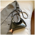 Sac sous le bras en forme de croissant noir, cuir brillant et bandoulière réglable - Noir sans Pendentif