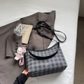 Sac fourre-tout à carreaux noir et gris chic avec charm en peluche rose et bandoulière - Noir Avec Pendentif