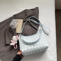 Sac cabas à carreaux vichy bleu et blanc avec pendentif en peluche et logo argenté - Bleu avec Pendentif