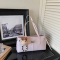 Minimalistische rosa Tote-Tasche aus Leder mit Ziernähten und süßem Bären-Anhänger - Roze mit Anhänger