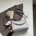 Sac fourre-tout gris argenté à damier avec bandoulière et pendentif en peluche - Argent (Avec Pendentif)