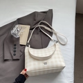 Sac fourre-tout à carreaux beige avec deux bandoulières et logo en métal sur lit blanc - Blanc Cassé Sans Pendentif