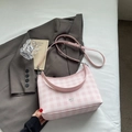 Borsa tote a scacchi rosa e bianchi con sottile tracolla regolabile su sfondo neutro - Rosa Senza Pendente