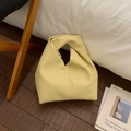Dettaglio del manico annodato e trama a grana della borsa hobo in giallo chiaro - Giallo