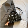 Piccola borsa quadrata retrò a pois bianchi e neri con finitura in vernice lucida - Nero