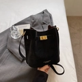 Sac seau chic en cuir noir mat avec boucle en métal doré et fine bandoulière réglable - Noir sans Pendentif