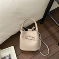 Detail der beigefarbenen Beuteltasche aus Leder mit Silberschnalle und Griff - Ohne Anhänger / Khaki