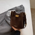 Sac seau rétro en cuir marron foncé avec détails dorés et bandoulière réglable pour femme - Brun Sans Pendentif