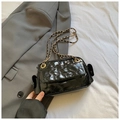Bolso bandolera acolchado de cuero negro brillante con elegante cadena dorada - Negro