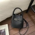 Detailansicht der schwarzen Eimer-Tasche aus Kieselleder mit silberner Schließe - Ohne Anhänger / Schwarz