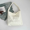 Bolso tote crema con bordado Never Say Goodbye y correa ancha de estilo moderno - Blanco
