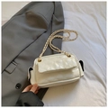 Elegante bolso bandolera blanco acolchado con cadena dorada y textura de rombos chic - Blanco