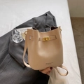 Sac seau chic beige en similicuir crème avec fermoir doré et bandoulière réglable - Blanc Crème (Sans Pendentif)