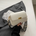 Borsa a tracolla bianco crema con trama litchi e tracolla larga in stile etnico - Bianco Sporco