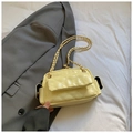 Bolso bandolera acolchado amarillo claro con cadena dorada y diseño minimalista - Amarillo