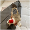 Mini bolso blanco de lunares rojos con colgante de manzana de felpa y correa - Pequeño / Blanco