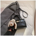 Sac bandoulière carré en cuir verni noir avec boucle cœur dorée et breloque lapin doux - Noir (avec pendentif)