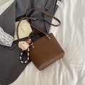 Borsa a secchiello vintage marrone in ecopelle con trama a grana e ciondolo orso - Marrone