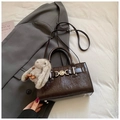 Sac bandoulière en cuir verni marron foncé avec boucle cœur et breloque lapin - Café (Avec Pendentif)