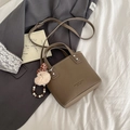 Borsa a secchiello in pelle marrone con ciondolo a forma di orso e tracolla - Grigio elefante