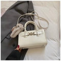Sac bandoulière chic en cuir crème avec fermoir coeur et charmant lapin doux - Blanc (avec pendentif)