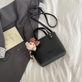Elegante borsa a secchiello nera con motivo litchi, ciondolo a orso e tracolla - Nero