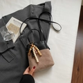 Quilted bucket bag in black leather and tan suede with decorative wooden bead fringe - Khaki with Pendant