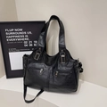Grande borsa tote nera con trama in pelle a pieghe e dettagli con zip argentate - Nero