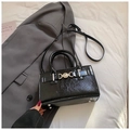 Sac bandoulière carré en cuir verni noir avec boucle cœur argentée et poignée supérieure - Noir