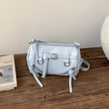 Makroaufnahme der hellblauen PU-Tasche mit silbernen Beschlägen und langen Fransendetails - Blau