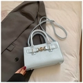 Petit sac carré bleu clair avec texture en cuir plissé et détail de boucle en cœur - Bleu