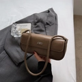 Detailansicht der braunen PU-Leder Achseltasche mit Silberschnalle und glatter Textur - Eichenkamel