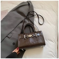 Sac bandoulière carré rétro en cuir verni marron foncé avec fermoir cœur argenté - Marron