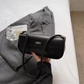 Detailaufnahme einer schwarzen Leder-Baguette-Tasche mit silbernem Metall-Logo - Schwarz