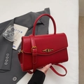 Elegante borsa a tracolla rossa in ecopelle con fibbia dorata per l'uso quotidiano - Rosso