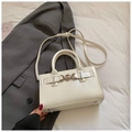 Sac bandoulière chic en cuir crème avec boucle cœur argentée et clous métalliques - Blanc