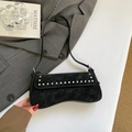 Borsa sottobraccio retrò nera in pelle scamosciata con borchie argento e forma curva - Nero